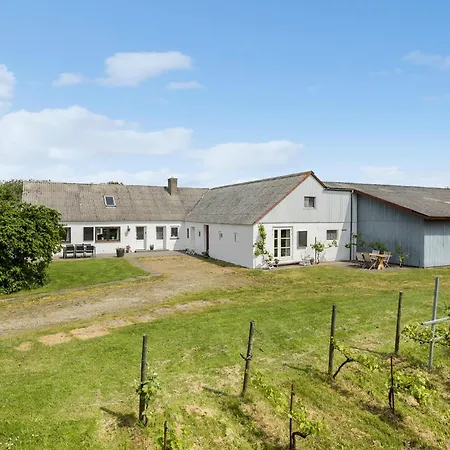 4 Bedroom Lovely In Hébergement de vacances *