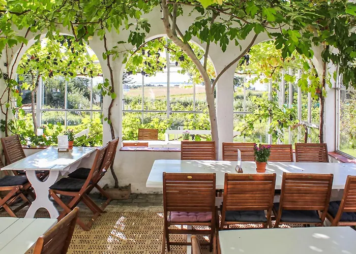 4 Bedroom Lovely In Hébergement de vacances Ranum